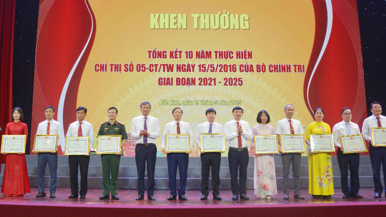 Các cá nhân vinh dự được tặng Bằng khen của Chủ tịch Ủy ban nhân dân tỉnh.
