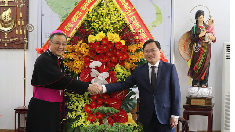 Bí thư Tỉnh ủy Bắc Ninh Nguyễn Anh Tuấn tặng lẵng hoa tươi thắm chúc mừng Giám mục Đỗ Quang Khang, Giám mục chính tòa Giáo phận Bắc Ninh.