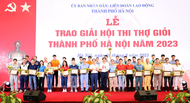 Các công nhân đạt giải thưởng trong Hội thi Thợ giỏi năm 2023.