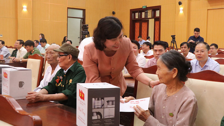 Nhiều phần quà ý nghĩa được lãnh đạo tỉnh trân trọng trao tặng tới các đại biểu.