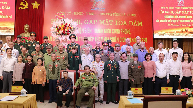 Các đại biểu tham dự Chương trình chụp ảnh kỷ niệm.