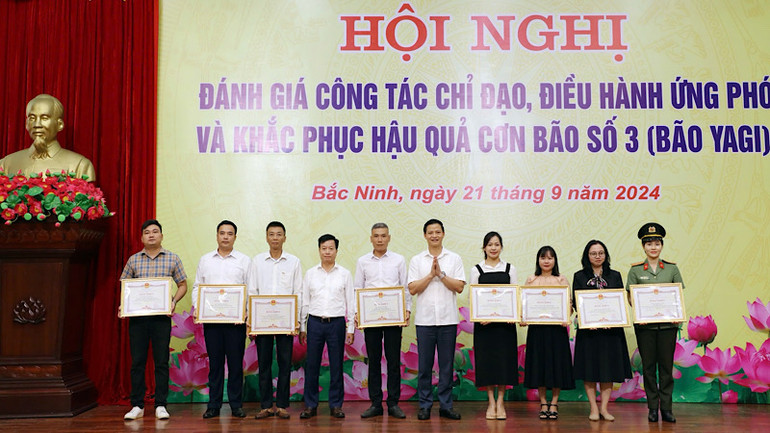 Chủ tịch Ủy ban nhân dân tỉnh Vương Quốc Tuấn (thứ 5 từ phải sang) và Giám đốc Sở Nông nghiệp và Phát triển Nông thôn Nguyễn Song Hà (thứ 4 từ trái sang) khen thưởng các cơ quan báo chí Trung ương và địa phương trong công tác tuyên truyền.