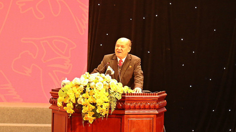 Đồng chí Nguyễn Đức Hà, nguyên Vụ trưởng Vụ cơ sở Đảng, Ban Tổ chức Trung ương trình bày chuyên đề tại hội nghị.