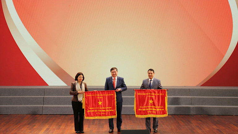 Phó Bí thư Thường trực Tỉnh ủy, Chủ tịch Hội đồng nhân dân tỉnh Nguyễn Hương Giang trao Cờ thi đua của Chính phủ tặng các tập thể.