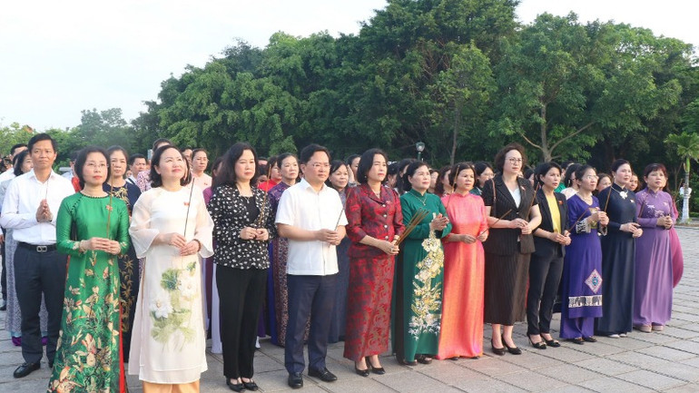 Phó Chủ tịch Quốc hội Nguyễn Thị Thanh và các đại biểu dâng hương tưởng niệm đồng chí Lê Quang Đạo.