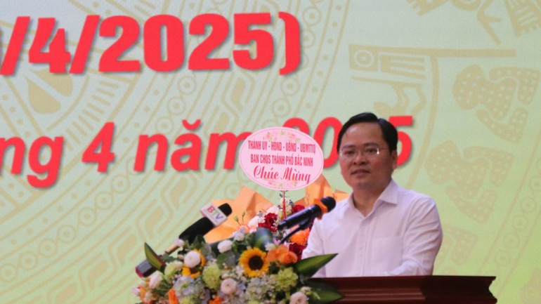 Đồng chí Nguyễn Anh Tuấn, Bí thư Tỉnh ủy Bắc Ninh trân trọng tri ân những đóng góp của các thế hệ đi trước để non sông thu về một mối.