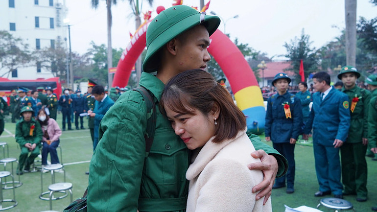Tại thị xã Quế Võ, người mẹ bịn rịn chia tay, chúc con trai-tân binh lên đường hoàn thành tốt nhiệm vụ được giao.