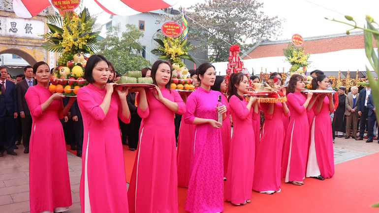 Dâng hoa, lễ vật khai hội. Dâng hoa, lễ vật khai hội.