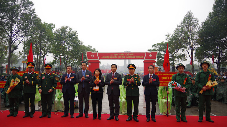 Các đồng chí lãnh đạo tỉnh và thành phố Từ Sơn tặng hoa, động viên tân binh.