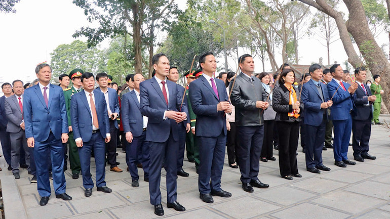 Các đại biểu làm lễ dâng hương. Các đại biểu làm lễ dâng hương.