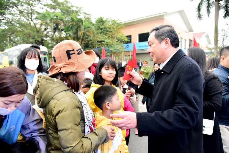 Lãnh đạo thành phố tặng quà động viên con em công nhân, người lao động trên các chuyến xe miễn phí.