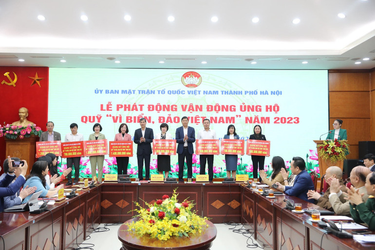 Đại diện 34 đơn vị của thành phố đã đăng ký ủng hộ Quỹ “Vì biển, đảo Việt Nam”.