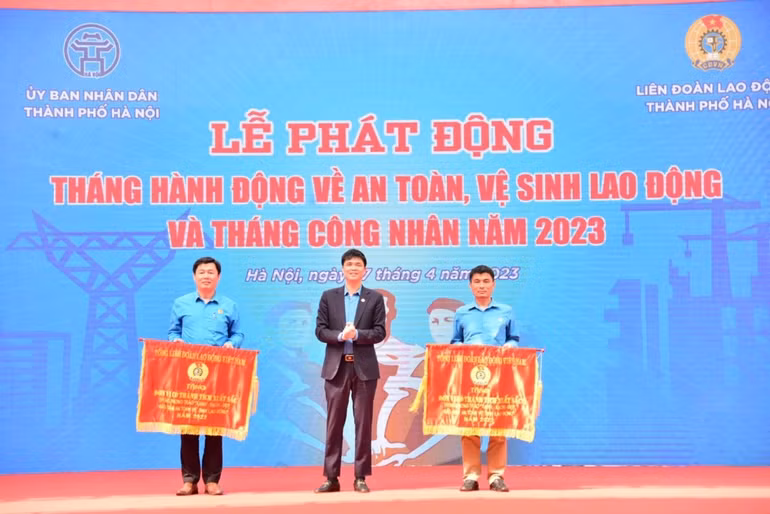 Lãnh đạo Tổng Liên đoàn Lao động Việt Nam trao Cờ thi đua tặng đơn vị có thành tích xuất sắc trong công tác an toàn, vệ sinh, lao động.