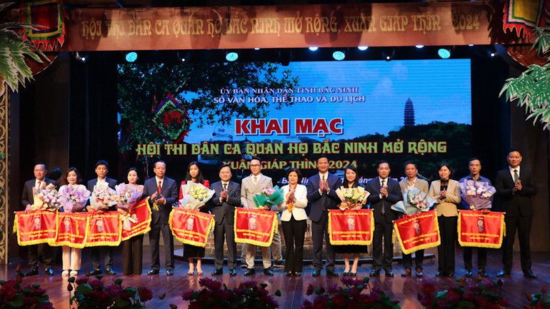 Các đồng chí lãnh đạo tỉnh Bắc Ninh trao Cờ lưu niệm tặng các đơn vị tham gia.