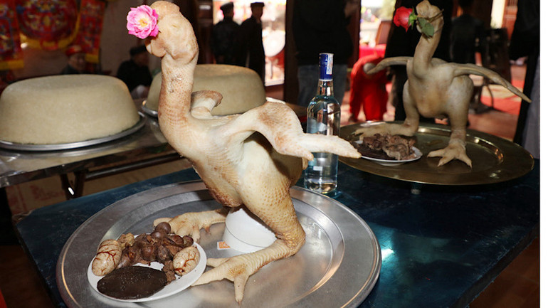 Sau khi tế lễ trong đình, lễ xôi-gà được chuyển ra sân đình.