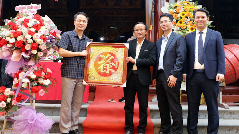 Ban tổ chức trao giải Nhất cho gia đình có gà đẹp nhất.