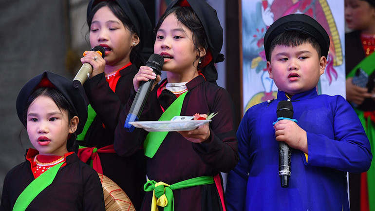 Các thành viên câu lạc bộ Quan họ măng non tham gia hội Lim năm 2023.