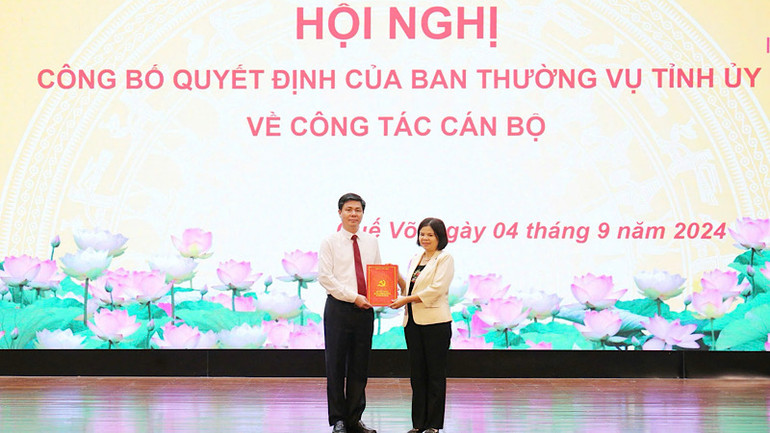 Đồng chí Nguyễn Hương Giang, Phó Bí thư Thường trực Tỉnh ủy trao Quyết định điều động đồng chí Phạm Thanh Hải giữ chức Bí thư Thị ủy Quế Võ.