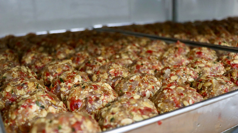 Nhân bánh thập cẩm vị truyền thống được cơ sở bánh trung thu Quốc Toản chuẩn bị cho mẻ bánh mới. Nhân bánh thập cẩm vị truyền thống được cơ sở bánh trung thu Quốc Toản chuẩn bị cho mẻ bánh mới.