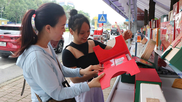 Đa dạng, phong phú về kiểu mẫu và hương vị, giá tương đương năm trước nên các sản phẩm bánh Trung thu được nhiều người tiêu dùng lựa chọn. Đa dạng, phong phú về kiểu mẫu và hương vị, giá tương đương năm trước nên các sản phẩm bánh Trung thu được nhiều người tiêu dùng lựa chọn.