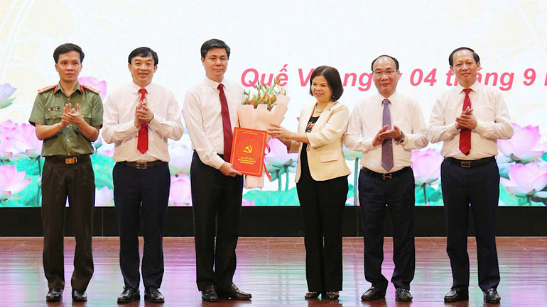 Các đồng chí lãnh đạo tỉnh Bắc Ninh chúc mừng đồng chí Phạm Thanh Hải.