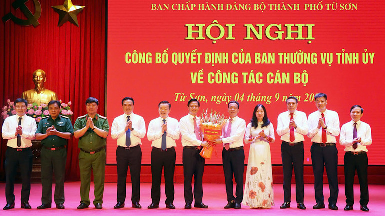 Tập thể cán bộ, lãnh đạo thành phố Từ Sơn chúc mừng đồng chí Lưu Đình Thực.