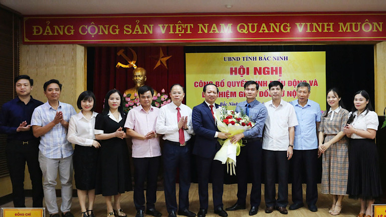 Tập thể cán bộ, lãnh đạo Sở Nội vụ chúc mừng đồng chí Lê Hồng Phúc.