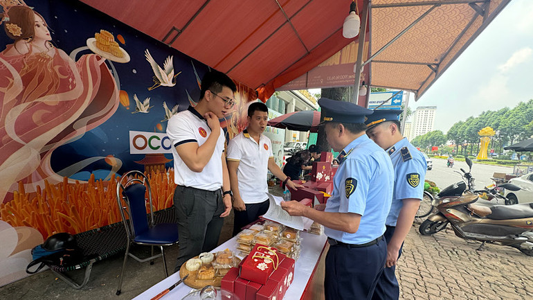 Lực lượng chức năng kiểm tra cửa hàng bán bánh Trung thu. Lực lượng chức năng kiểm tra cửa hàng bán bánh Trung thu.