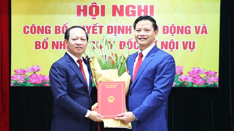 Chủ tịch Ủy ban nhân dân tỉnh Vương Quốc Tuấn trao Quyết định tiếp nhận, điều động và bổ nhiệm đồng chí Lê Hồng Phúc giữ chức Giám đốc Sở Nội vụ.