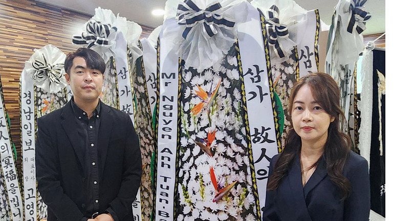 Bí thư Tỉnh ủy Nguyễn Anh Tuấn gửi vòng hoa viếng thân mẫu HLV Park Hang-Seo.