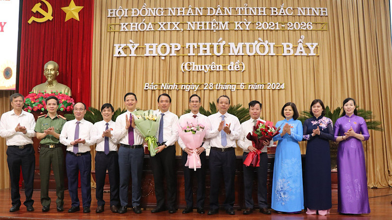 Các đồng chí lãnh đạo tỉnh chúc mừng các Ủy viên Ủy ban nhân dân tỉnh vừa được miễn nhiệm để nhận nhiệm vụ mới và bầu bổ sung.