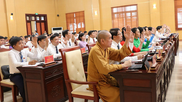 Các đại biểu biểu quyết thông qua các nghị quyết.