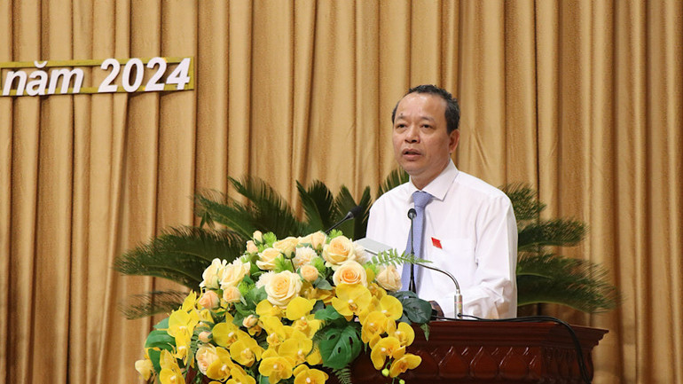 Đồng chí Nguyễn Quốc Chung, Chủ tịch Hội đồng nhân dân tỉnh phát biểu tại kỳ họp.