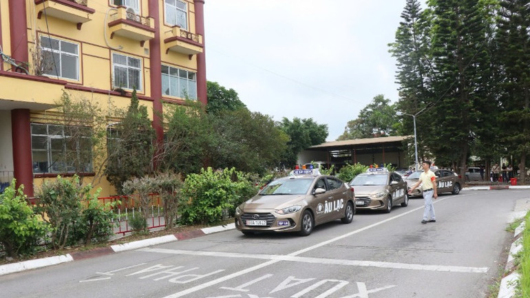 Cán bộ Trung tâm đào tạo và sát hạch lái xe Âu Lạc hướng dẫn học viên chuẩn bị tham gia nội dung thi sát hạch lái xe trong hình.