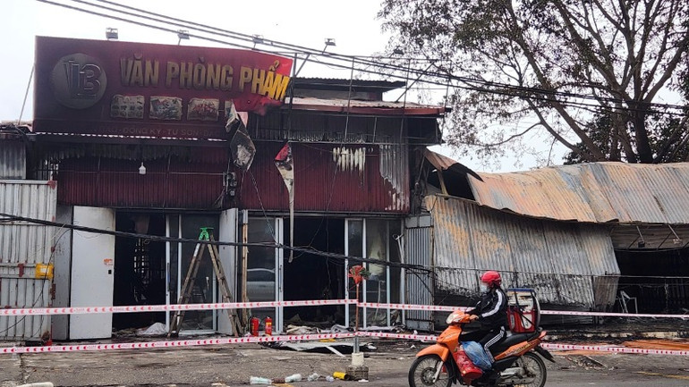 Đám cháy bùng phát nhanh, mạnh, khiến nhiều lán bị sập mái.