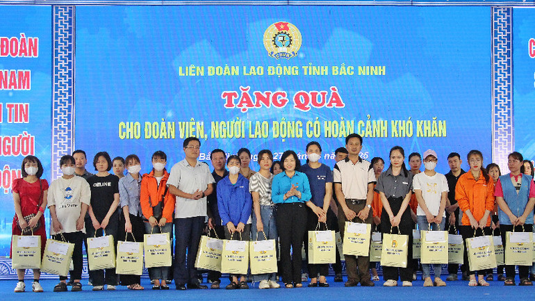 Tặng quà các đoàn viên, người lao động có hoàn cảnh khó khăn.