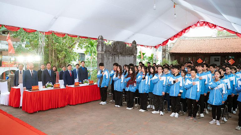 Lễ chào cờ của các đội tuyển trong Lễ xuất quân được tổ chức tại Văn Miếu - Bắc Ninh.