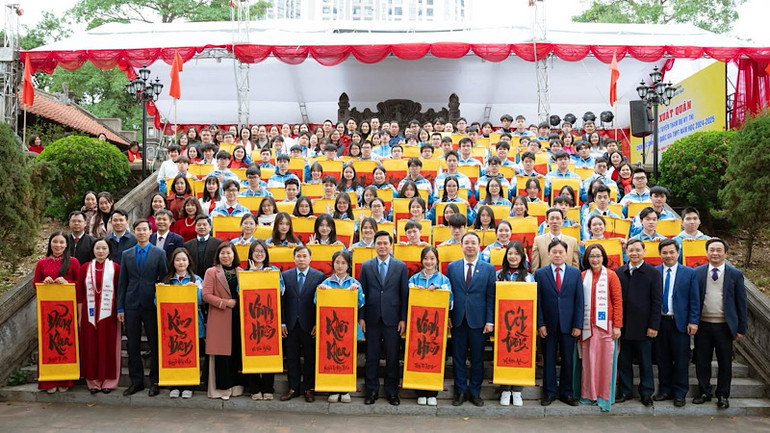 Đại diện lãnh đạo tỉnh, ngành giáo dục chụp ảnh lưu niệm cùng các đội tuyển học sinh giỏi tại Lễ xuất quân tham dự kỳ thi học sinh giỏi năm học 2024-2025.