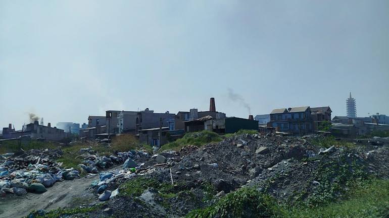 Những đống phế liệu tại xã Văn Môn, huyện Yên Phong.