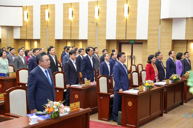 Bí thư Thành ủy Đinh Tiến Dũng cùng các đồng chí lãnh đạo thành phố dự phiên khai mạc. (Ảnh Duy Linh) Bí thư Thành ủy Đinh Tiến Dũng cùng các đồng chí lãnh đạo thành phố dự phiên khai mạc. (Ảnh Duy Linh)