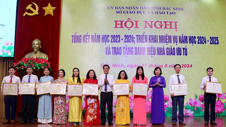 Lãnh đạo tỉnh Bắc Ninh trao Bằng khen của Bộ trưởng Giáo dục và Đào tạo tặng các cá nhân có thành tích xuất sắc.