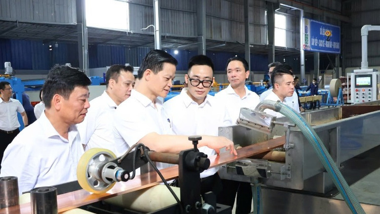Đoàn công tác thăm xưởng sản xuất của Công ty Trách nhiệm Hữu hạn Thành Đồng.