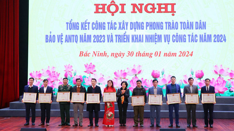 Nhiều tập thể, cá nhân có thành tích xuất sắc trong công tác xây dựng phong trào Toàn dân bảo vệ an ninh Tổ quốc được khen thưởng dịp này.