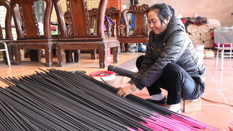 Hương thành phẩm được bó lại gọn gàng theo từng chục. Hương thành phẩm được bó lại gọn gàng theo từng chục.