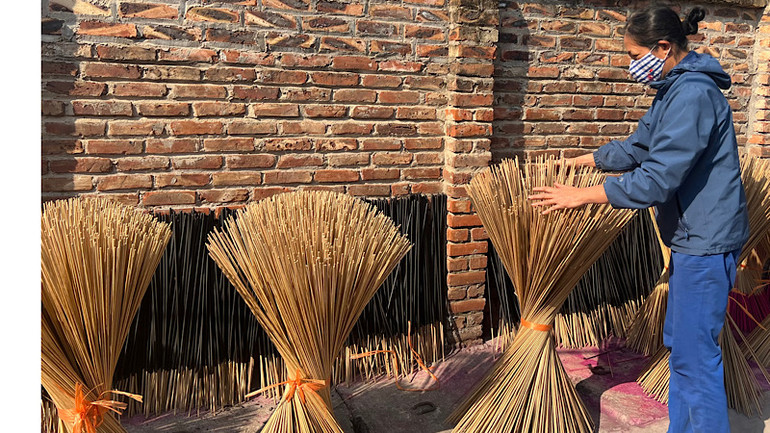 Người dân làng Chóa phơi chân hương và hương để hương bóng đẹp, cháy đượm, giữ được lâu. Người dân làng Chóa phơi chân hương và hương để hương bóng đẹp, cháy đượm, giữ được lâu.