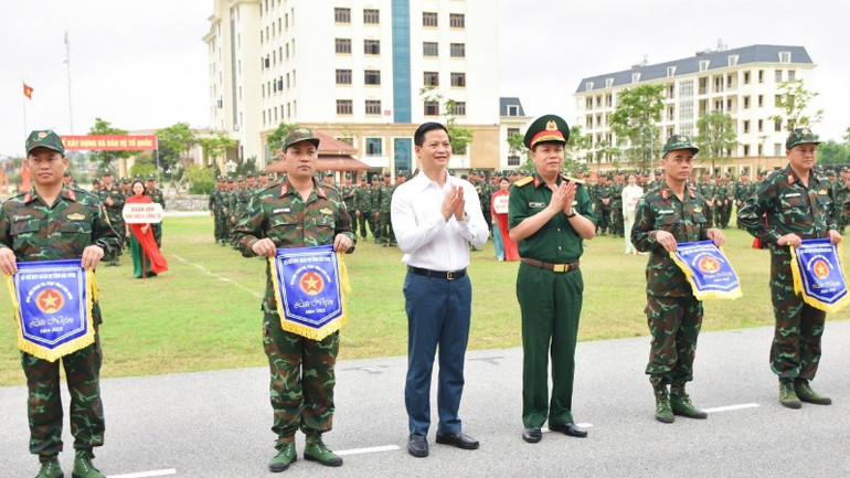 Đồng chí Vương Quốc Tuấn, Chủ tịch Ủy ban nhân dân tỉnh Bắc Ninh trao cờ lưu niệm tặng các đoàn vận động viên.