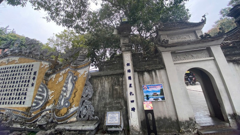 "Yêu lắm Việt Nam" được đặt tại Đền Đô. "Yêu lắm Việt Nam" được đặt tại Đền Đô.