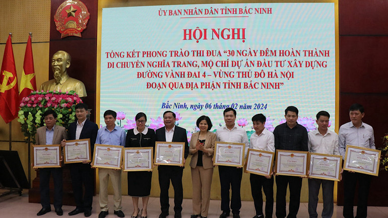 Chủ tịch Ủy ban nhân dân tỉnh Bắc Ninh tặng Bằng khen các cá nhân có thành tích xuất sắc trong thực hiện phong trào thi đua.