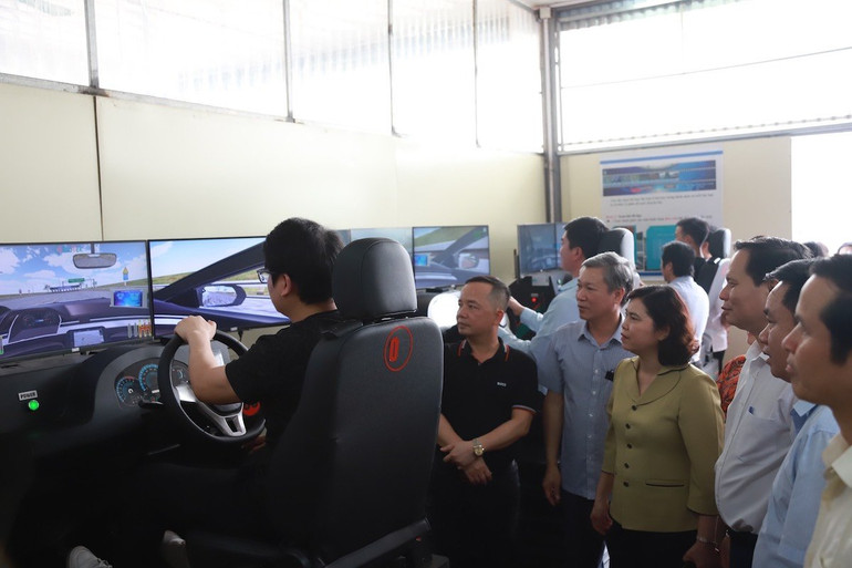 Các đại biểu hội đồng nhân dân tỉnh giám sát tại cơ sở.