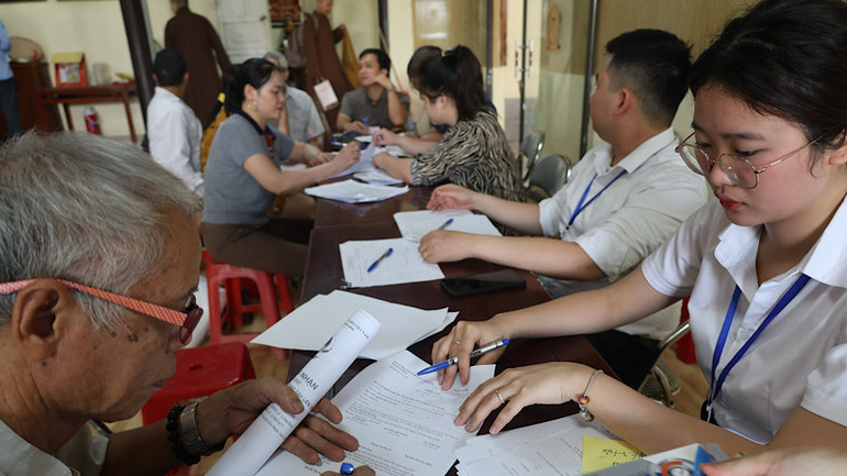 Các đơn vị tích cực hướng dẫn người dân trong công tác hỗ trợ chi trả đền bù giải phóng mặt bằng.